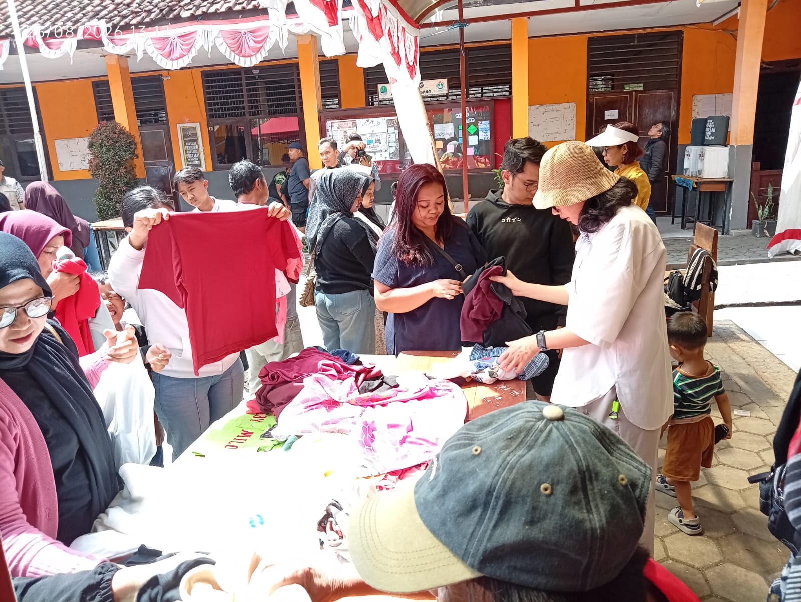 Warga Lembang sedang memilih pakaian murah di meja bazaar Yayasan Pintu Iman Bangsa-Bangsa.