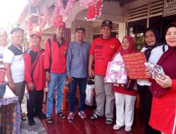 Warga dan pengurus RT 01 RW 03 Kelurahan Sukaraya Baturaja berfoto bersama sambil memegang hadiah kado lomba di teras berhias ornamen merah putih.