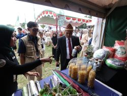 Pejabat daerah meninjau produk UMKM binaan di booth pameran PT Semen Baturaja pada perayaan HUT OKU ke-116.