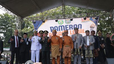 Pejabat daerah dan perwakilan instansi berfoto bersama di panggung pembukaan Pameran Dagang Lokal HUT OKU ke-116.