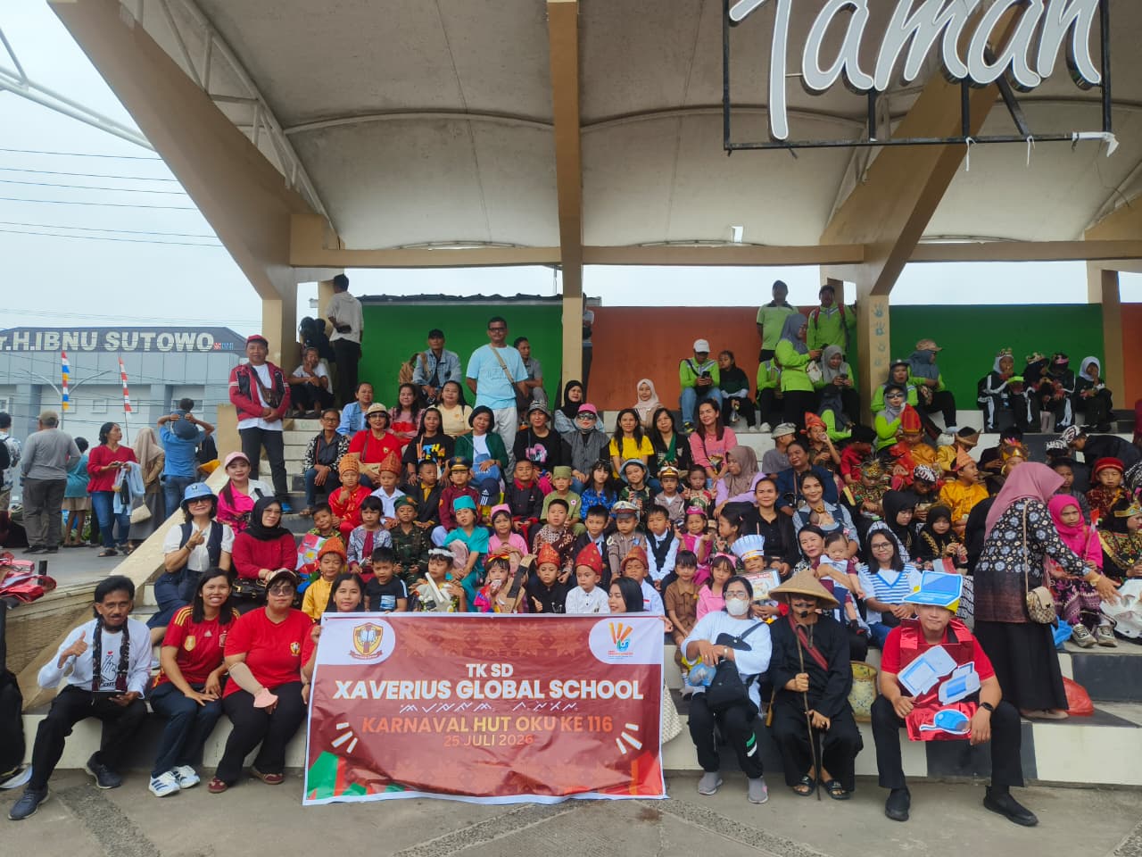 Rombongan TK SD Xaverius Global School berfoto bersama di Tribun Taman Kota Baturaja usai karnaval perayaan HUT OKU.
