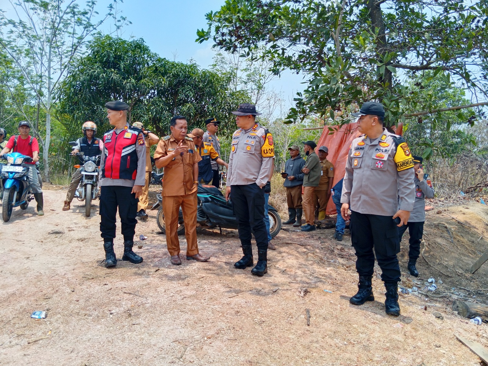 Kades Kedaton Timur Harun berbincang dengan Kapolres OKU AKBP Helmy Tamaela di jalan tanah perbatasan.