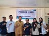Perwakilan PT AOC, Kepala Desa Gunung Kuripan, petugas KUA, dan tenaga kesehatan berdiri bersama di depan spanduk Program SEHATI.