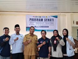 Perwakilan PT AOC, Kepala Desa Gunung Kuripan, petugas KUA, dan tenaga kesehatan berdiri bersama di depan spanduk Program SEHATI.