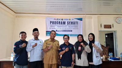 Perwakilan PT AOC, Kepala Desa Gunung Kuripan, petugas KUA, dan tenaga kesehatan berdiri bersama di depan spanduk Program SEHATI.