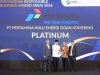 Penyerahan piala penghargaan tertinggi kategori Platinum kepada PHE Ogan Komering di panggung IRBA 2026 atas inovasi program Kompas Lestari (Kelompok Masyarakat Pengelola Sampah Sinergi).