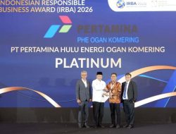 Penyerahan piala penghargaan tertinggi kategori Platinum kepada PHE Ogan Komering di panggung IRBA 2026 atas inovasi program Kompas Lestari (Kelompok Masyarakat Pengelola Sampah Sinergi).