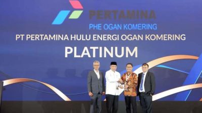 Penyerahan piala penghargaan tertinggi kategori Platinum kepada PHE Ogan Komering di panggung IRBA 2026 atas inovasi program Kompas Lestari (Kelompok Masyarakat Pengelola Sampah Sinergi).
