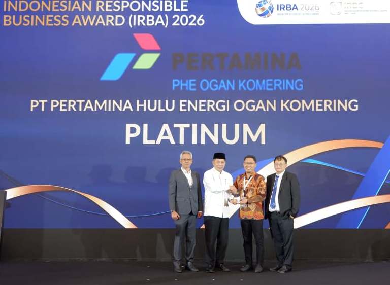 Penyerahan piala penghargaan tertinggi kategori Platinum kepada PHE Ogan Komering di panggung IRBA 2026 atas inovasi program Kompas Lestari (Kelompok Masyarakat Pengelola Sampah Sinergi).