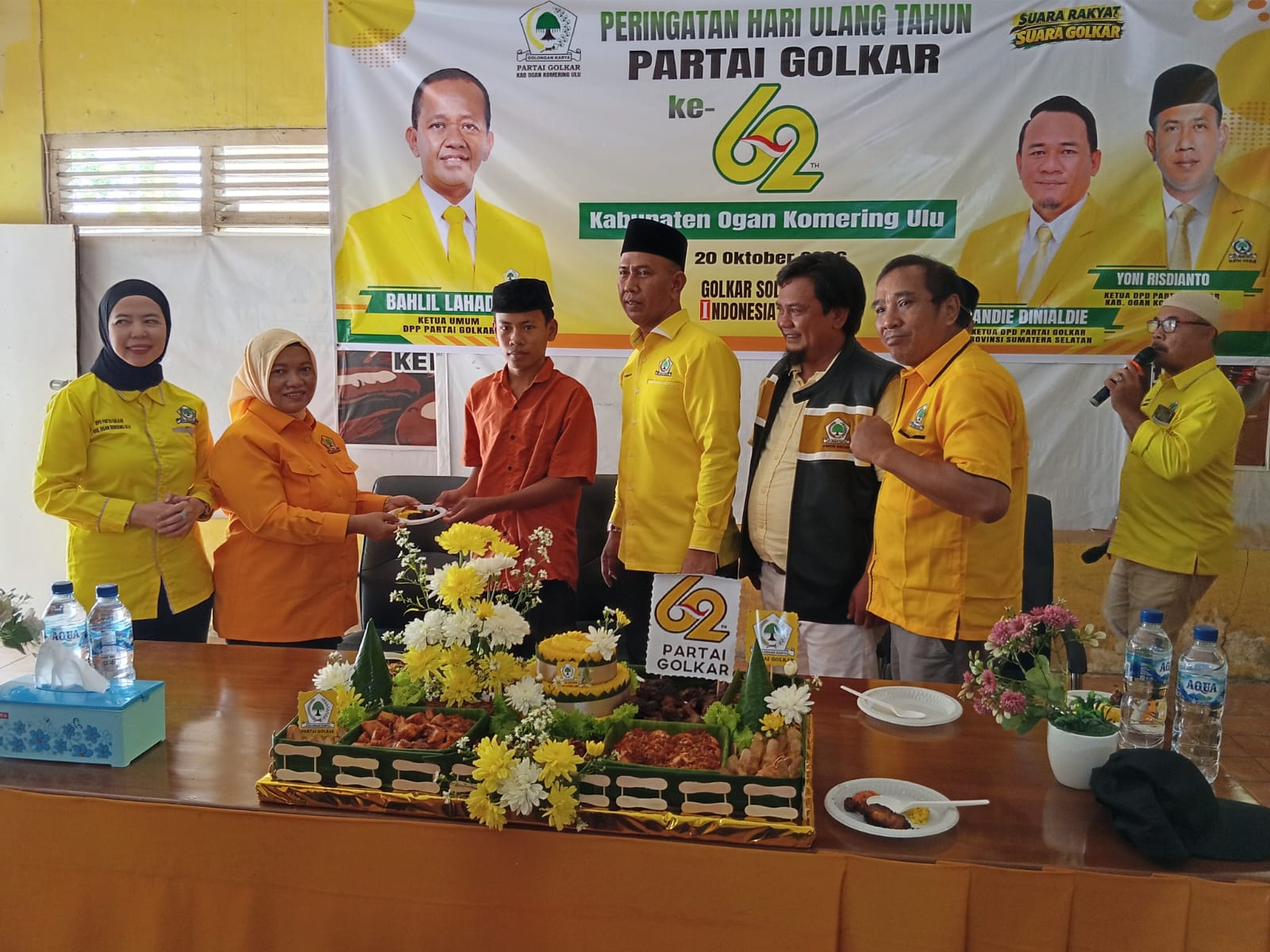Penyerahan potongan tumpeng pertama secara simbolis pada acara syukuran HUT ke-62 Partai Golkar OKU yang berlangsung hangat dan sederhana.