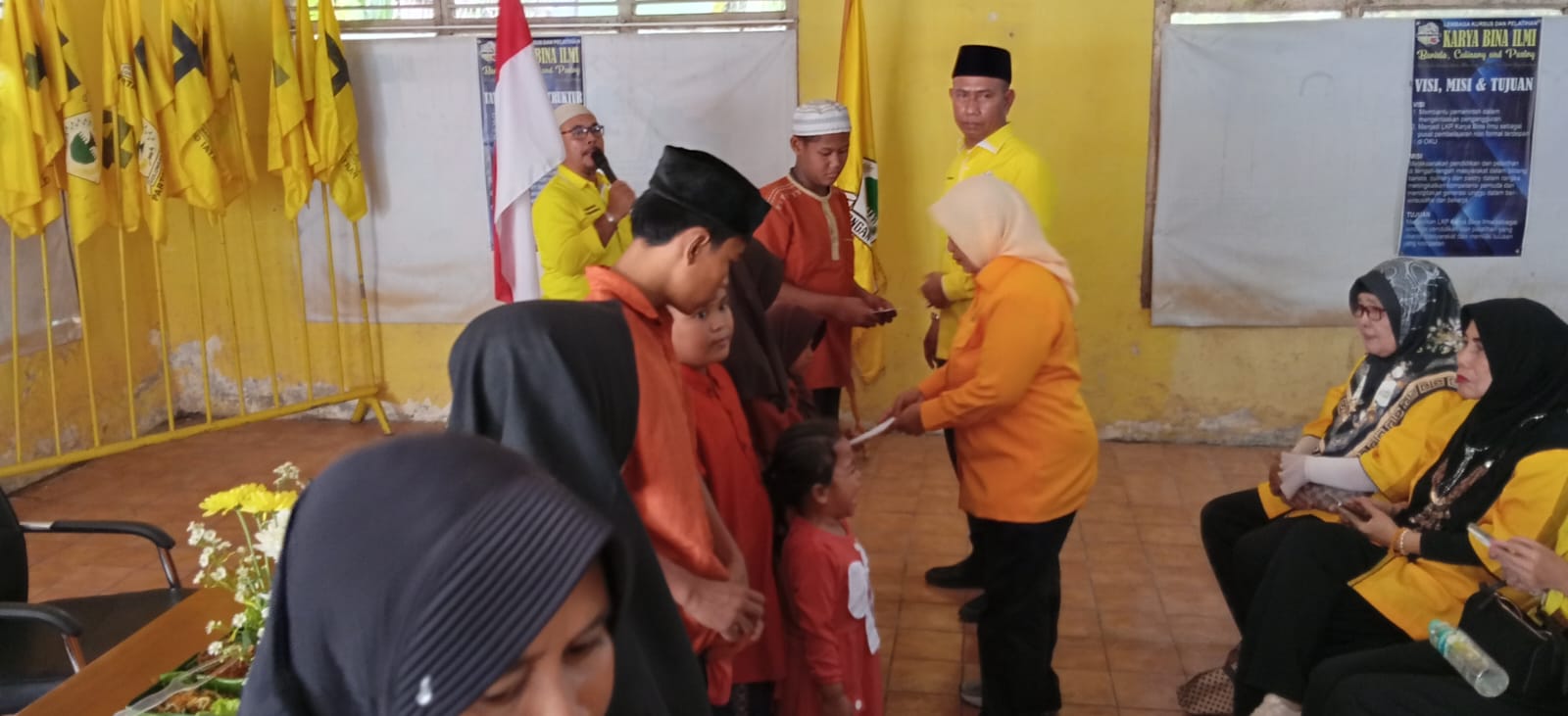 Kegiatan sosial berupa pembagian tali asih dan santunan kepada anak-anak panti asuhan oleh jajaran pengurus DPD Golkar OKU untuk menyempurnakan perayaan HUT ke-62.
