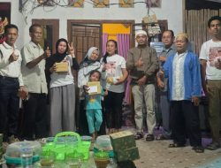 Kades berpeci putih, Ketua Panitia BPD berkacamata, dan Kadus berbaju putih di ujung kiri berfoto di kampanye.