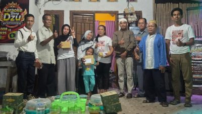 Kades berpeci putih, Ketua Panitia BPD berkacamata, dan Kadus berbaju putih di ujung kiri berfoto di kampanye.