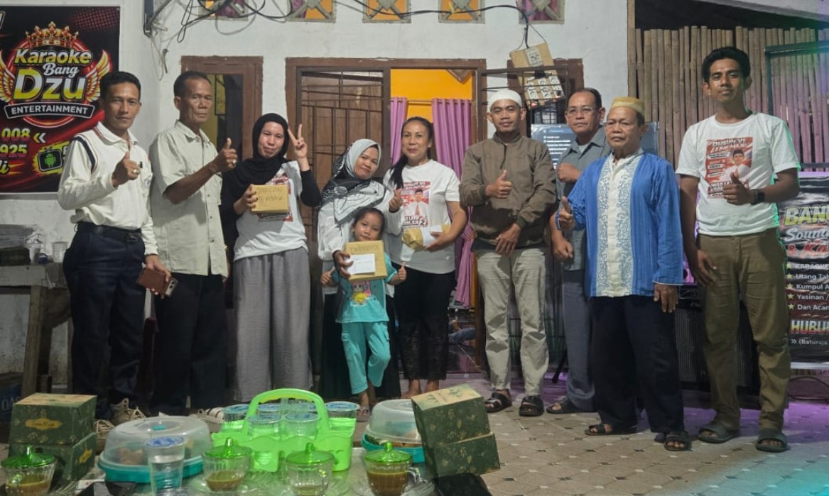 Kades berpeci putih, Ketua Panitia BPD berkacamata, dan Kadus berbaju putih di ujung kiri berfoto di kampanye.