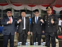 Empat pejabat daerah Ogan Komering Ulu termasuk Bupati OKU dan Kapolres OKU berfoto bersama dengan mengepalkan tangan saat peringatan Hari Kebangkitan Nasional.