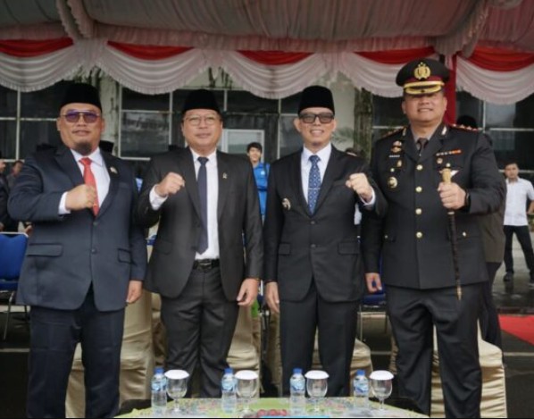 Empat pejabat daerah Ogan Komering Ulu termasuk Bupati OKU dan Kapolres OKU berfoto bersama dengan mengepalkan tangan saat peringatan Hari Kebangkitan Nasional.