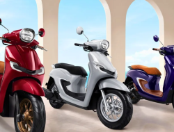 Tiga unit motor skutik retro Honda Stylo 160 berjajar memamerkan warna Special Burgundy, Glam Grey, dan Royal Violet dengan latar belakang langit biru.