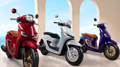 Tiga unit motor skutik retro Honda Stylo 160 berjajar memamerkan warna Special Burgundy, Glam Grey, dan Royal Violet dengan latar belakang langit biru.