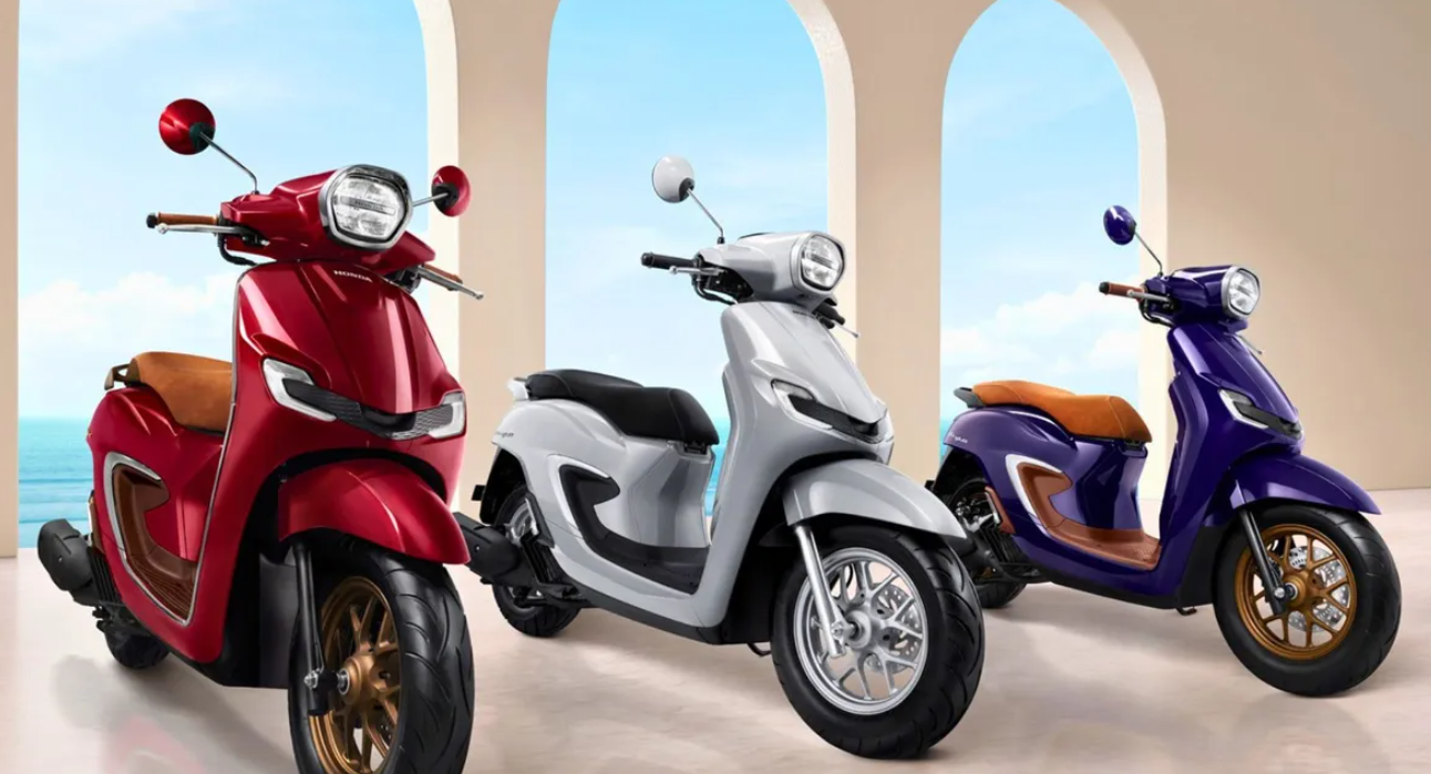 Tiga unit motor skutik retro Honda Stylo 160 berjajar memamerkan warna Special Burgundy, Glam Grey, dan Royal Violet dengan latar belakang langit biru.