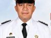 Potret resmi Camat Baturaja Timur, Doni Heridadi, mengenakan seragam dinas upacara berwarna putih lengkap dengan topi jabatan dan dasi hitam.