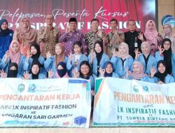 Sekda OKU Alva Elan bersama jajaran pejabat Pemkab OKU, instruktur, dan peserta lulusan LKP Inspirasi Fashion berfoto bersama membentangkan spanduk pengantaran kerja di Pendopo Rumah Dinas Bupati OKU.