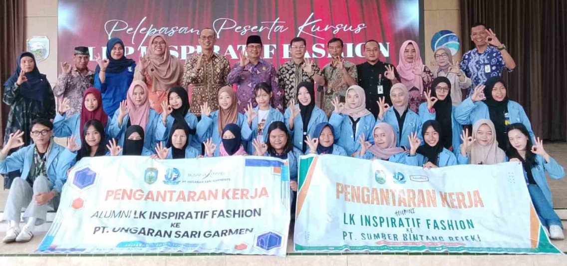 Sekda OKU Alva Elan bersama jajaran pejabat Pemkab OKU, instruktur, dan peserta lulusan LKP Inspirasi Fashion berfoto bersama membentangkan spanduk pengantaran kerja di Pendopo Rumah Dinas Bupati OKU.