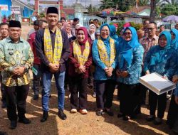 Sekda OKU Alva Elan dan rombongan pejabat Pemkab OKU serta pengurus PKK berdiri bersama saat penyambutan Tim Penilai Lomba Desa Provinsi Sumatera Selatan di Desa Makarti Tama.