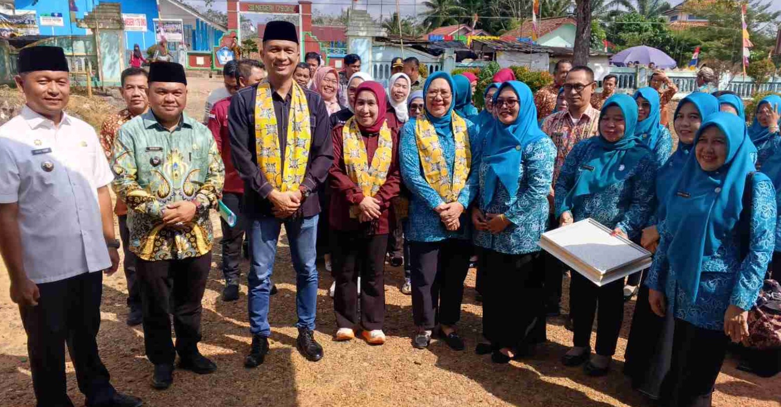 Sekda OKU Alva Elan dan rombongan pejabat Pemkab OKU serta pengurus PKK berdiri bersama saat penyambutan Tim Penilai Lomba Desa Provinsi Sumatera Selatan di Desa Makarti Tama.