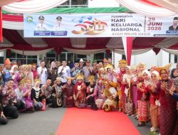 Wakil Bupati OKU Marjito Bachri bersama jajaran pejabat Pemkab OKU dan peserta berpakaian adat foto bersama di bawah spanduk Peringatan Hari Keluarga Nasional 29 Juni 2026 bertema Ayah Wajib Hadir.