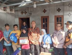 Sekda OKU Alva Elan dan jajaran pejabat Pemkab OKU menyerahkan bantuan sembako secara langsung kepada warga korban kebakaran di Kelurahan Pasar Baru.