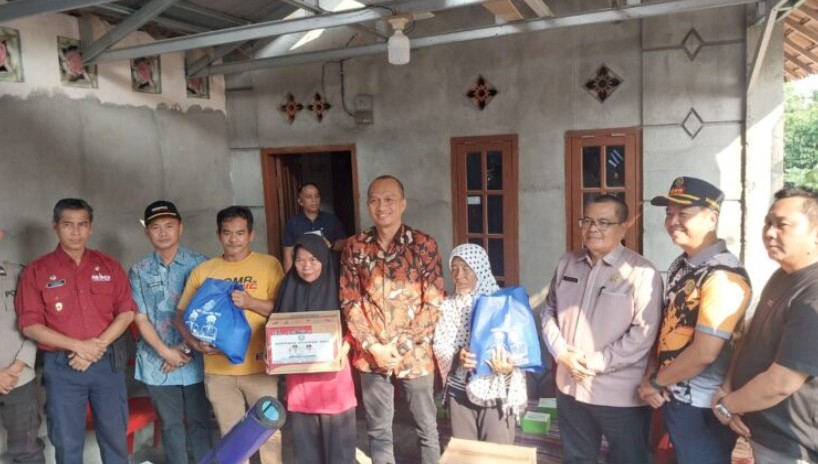 Sekda OKU Alva Elan dan jajaran pejabat Pemkab OKU menyerahkan bantuan sembako secara langsung kepada warga korban kebakaran di Kelurahan Pasar Baru.