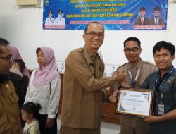Pejabat pemerintah daerah berjabat tangan menyerahkan sertifikat kepada perwakilan PT Abadi Ogan Cemerlang.