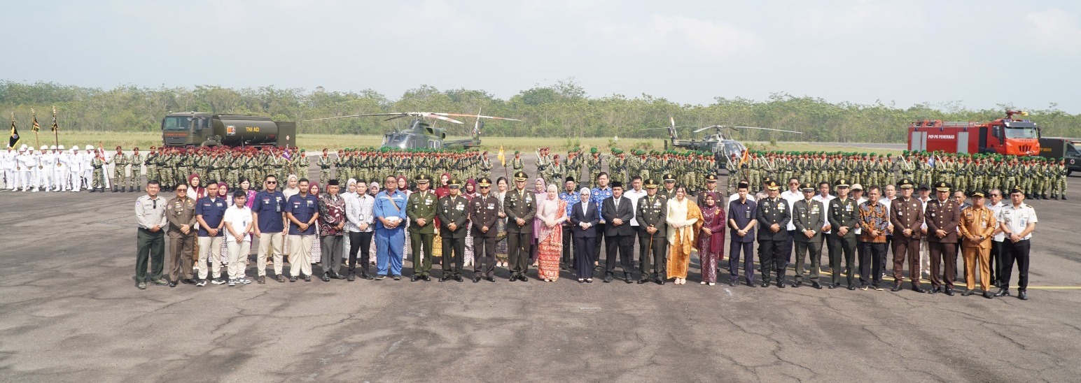 Foto bersama jajaran TNI dan pejabat sipil daerah Way Kanan di lapangan udara pada acara HUT ke-81 TNI.