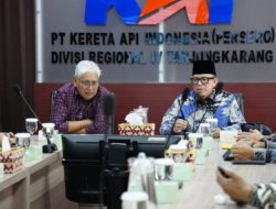 Bupati OKU Teddy Meilwansyah memimpin rapat koordinasi rencana pembangunan flyover bersama PT KAI Divre IV Tanjungkarang.