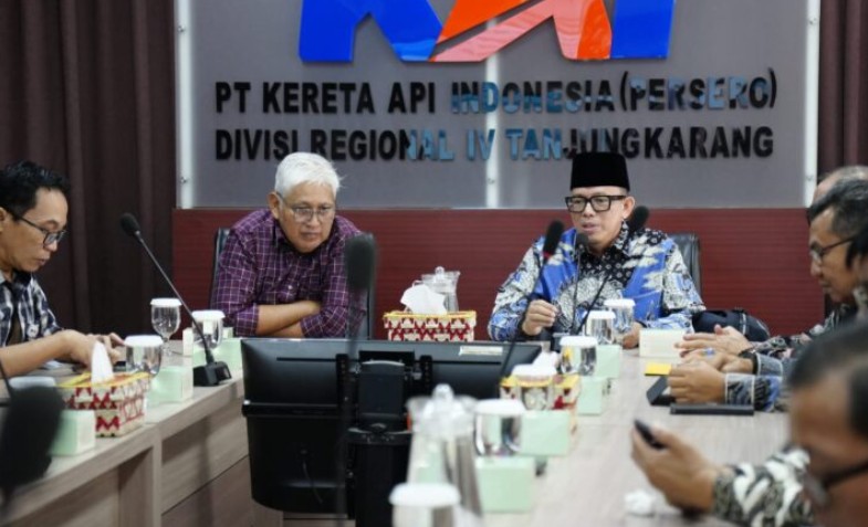 Bupati OKU Teddy Meilwansyah memimpin rapat koordinasi rencana pembangunan flyover bersama PT KAI Divre IV Tanjungkarang.